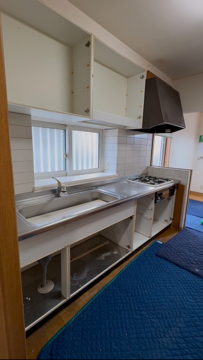 【名取市】フローリングに合わせた暖かみのあるキッチン