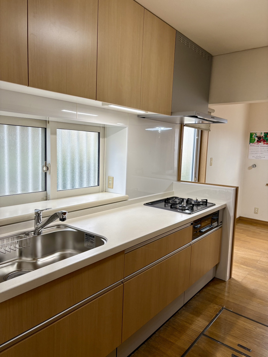 【名取市】フローリングに合わせた暖かみのあるキッチン